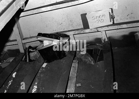 Vue intérieure des dommages causés au porte-avions USS MIDWAY (CV41) lorsqu'il est entré en collision avec le CACTUS du cargo panaméen. Base: Station navale, Subic Bay État: Luzon pays: Philippines (PHL) Banque D'Images