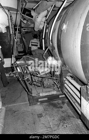 Vue intérieure des dommages causés au porte-avions USS MIDWAY (CV41) lors d'une collision avec le CACTUS de cargo panaméen. Base: Station navale, Subic Bay État: Luzon pays: Philippines (PHL) Banque D'Images