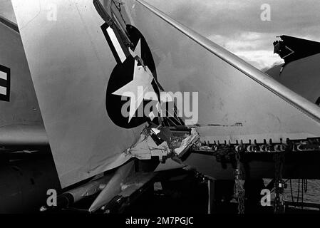 Vue rapprochée des dommages causés à la pointe d'aile d'un F-4 Phantom II lorsque le cargo panaméen CACTUS a percuté le côté port du porte-avions USS MIDWAY (CV 41). Base: Station navale, Subic Bay État: Luzon pays: Philippines (PHL) Banque D'Images