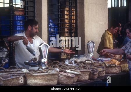 1981 image d'archive d'un porteur de pierre sur le marché de Felanitx, Majorque, Espagne. Banque D'Images