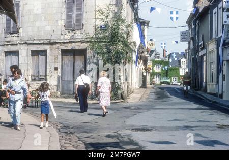 1986 archive photo du Lude dans les pays de la Loire, France. Vue sur la rue du boeuf depuis le carrefour avec la rue de l'image en direction de la place de l'Hôtel de ville. Banque D'Images