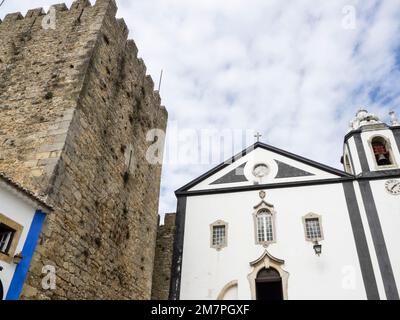 Tour et l'église de Sao Tiago, Obidos, Portugal, Europe Banque D'Images