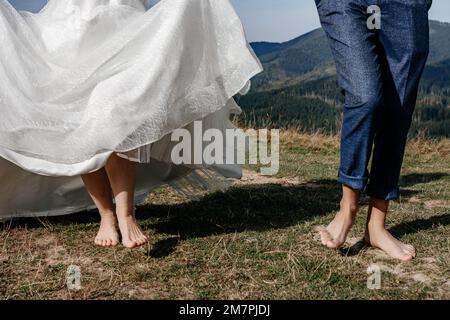 Promenez-vous dans le parc d'automne, la mariée et le marié ukrainiens, les épouses pieds nus courent sur le sol. Banque D'Images