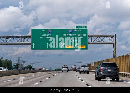 Cheektowaga, New York - 28 juillet 2022 : panneau de sortie 53 pour la I190 Nord, le centre-ville de Buffalo et les chutes du Niagara de I90 également appelé la New York State Thruway Banque D'Images