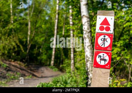 Panneau sur le BrammenTrail, sentier VTT sur le Slagheap de Schurenbach, à Essen NRW, Allemagne, Banque D'Images