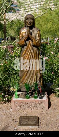 Phoenix, AZ - 12 novembre 2022 : cette statue de bronze de Saint Teresa de Calcutta par Michael Myers est à Virginia Piper Plaza à l'extérieur de St. Catho romaine de Mary Banque D'Images