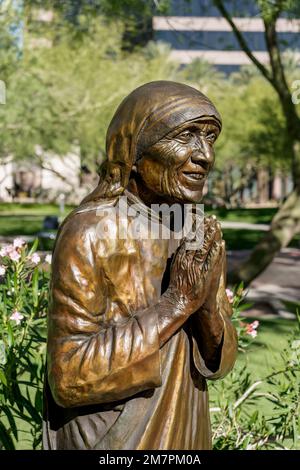 Phoenix, AZ - 12 novembre 2022 : cette statue de bronze de Saint Teresa de Calcutta par Michael Myers est à Virginia Piper Plaza à l'extérieur de St. Catho romaine de Mary Banque D'Images