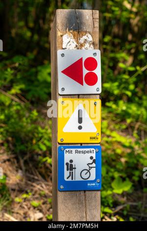 Panneau sur le BrammenTrail, sentier VTT sur le Slagheap de Schurenbach, à Essen NRW, Allemagne, Banque D'Images