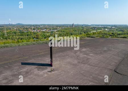 Sculpture de Bramme pour la région de la Ruhr par Richard Serra, sur la piste de BrammenTrail, sentier VTT sur le Slagheap de Schurenbach, à Essen NRW, Allemagne, Banque D'Images