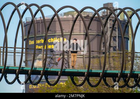 Le Gasometer d'Oberhausen, Slinky Springs au pont de la renommée au-dessus du canal Rhin-Herne, NRW, Allemagne Banque D'Images