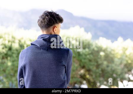 Image de l'homme biracial en bleu haut à capuche à manches longues avec copyspace Banque D'Images