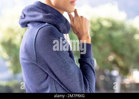 Image de l'homme biracial en bleu haut à capuche à manches longues avec copyspace Banque D'Images