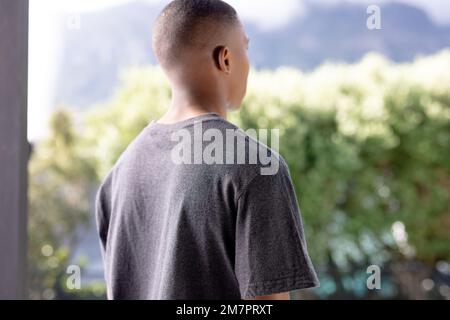 Image de l'homme biracial en gris t-shirt à manches courtes avec copyspace Banque D'Images