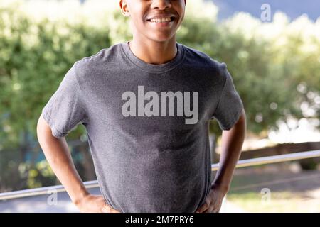 Image de l'homme biracial en gris t-shirt à manches courtes avec copyspace Banque D'Images