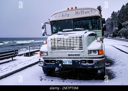 Hillbilly Hilton, ancien autobus scolaire, stationné à Qualicum Beach, dans la tempête de neige, île de Vancouver, Colombie-Britannique, Canada Banque D'Images