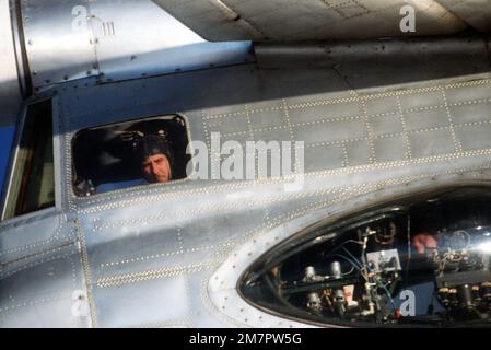 Vue rapprochée du côté droit de la section de queue d'un avion soviétique Tupolev Tu-95 Bear montrant deux hommes d'équipage à l'intérieur. Cette photo a été prise d'un américain Avion de la Force aérienne F-4 Phantom II observant l'ours au-dessus des eaux internationales. Pays: Océan Atlantique Nord Banque D'Images