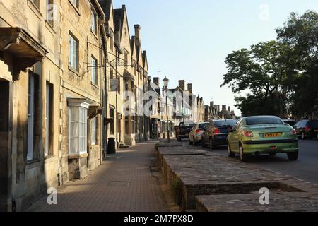 Vue le long de la High Street à Chipping Campden, Gloucesteshire les Cotswolds Angleterre, Rural English Market Town architecture historique maisons d'époque Banque D'Images