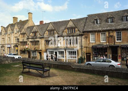 Chipping Campden High Street Gloucestershire Angleterre Royaume-Uni, ville dans les Cotswolds anglais bâtiments d'architecture historique Badgers Hall Co op store Banque D'Images