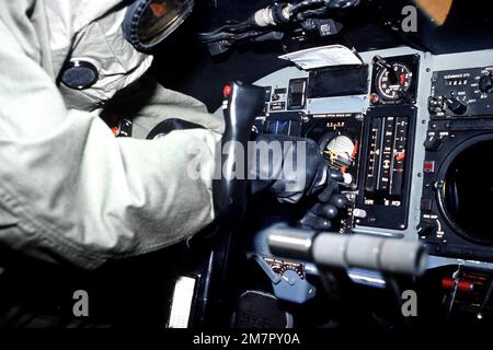 Un membre de l'équipage de l'escadron de maintenance avionique 436th, vêtu d'un engin de guerre chimique, retire l'indicateur de direction d'altitude du poste de pilotage d'un aéronef C-5A Galaxy au cours d'un essai d'équipement de défense de guerre chimique. Base: Dover Air Force base État: Delaware (DE) pays: Etats-Unis d'Amérique (USA) Banque D'Images