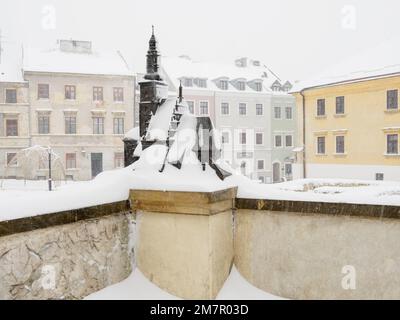 La vieille ville de Lublin en hiver. Une vue du modèle de l'église paroissiale. Le château royal de Lublin. Banque D'Images