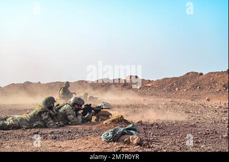 ÉTATS-UNIS Les soldats de la Garde nationale affectés à la Brigade d’assistance de la Force de sécurité (SFAB) de 2nd à l’appui de la Force opérationnelle interarmées combinée – Corne de l’Afrique (CJTF-HOA), fournissent une formation sur les armes aux membres des forces armées de Djibouti (FAD), Bataillon d’intervention rapide (BIR), Djibouti (11 mai 2022). La DGFA forme et conseille les forces de sécurité étrangères pour améliorer les capacités des partenaires et faciliter la réalisation des objectifs stratégiques américains. Banque D'Images
