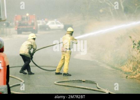 Les pompiers combattent les feux dans les terres agricoles pendant le feu de broussailles Panorama de quatre jours, qui a commencé dans les canyons au nord de la ville et a été fouetté hors de contrôle par des vents de 40-50 km/h. Base: San Bernardino État: Californie (CA) pays: États-Unis d'Amérique (USA) Banque D'Images