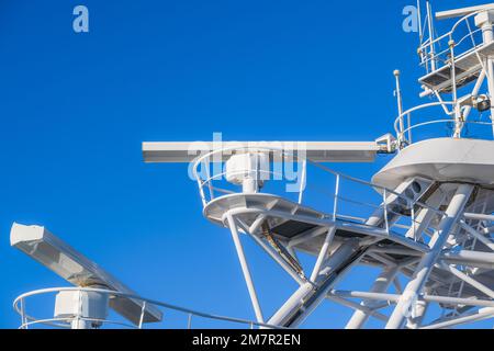 Système de navigation du bateau de croisière sur fond bleu clair Banque D'Images