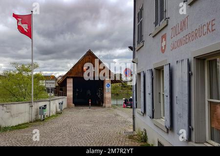 vue depuis les clients suisses sur le pont en bois au-dessus du rhin Banque D'Images