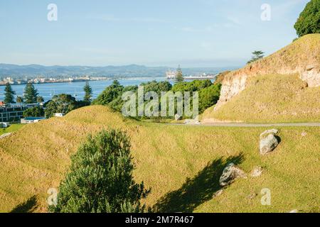 Pente du mont Maunganui avec sentier de randonnée et port et ville en arrière-plan, Tauranga Nouvelle-Zélande. Banque D'Images