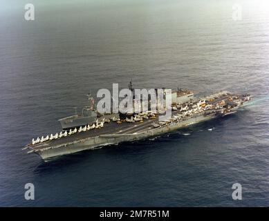 Une vue aérienne de l'arc du port du porte-avions USS MIDWAY (CV 41) et de l'huileur de réapprovisionnement USS KALAMAZOO (AOR 6) se préparant à l'opération de réapprovisionnement en cours. Pays : Océan Pacifique (POC) Banque D'Images