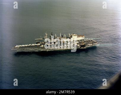 Vue aérienne du porte-avions USS MIDWAY (CV 41) et de l'huileur de réapprovisionnement USS KALAMAZOO (AOR 6) en vue des opérations de réapprovisionnement en cours. Pays : Océan Pacifique (POC) Banque D'Images