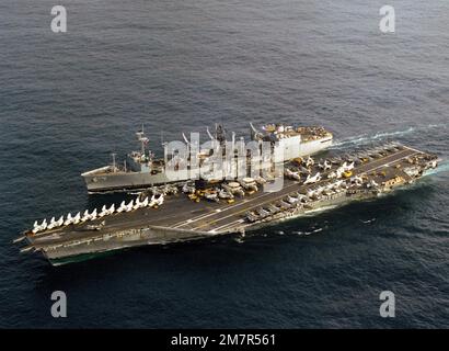 Vue aérienne du porte-avions USS MIDWAY (CV 41) et de l'huileur de réapprovisionnement USS KALAMAZOO (AOR 6) en vue des opérations de réapprovisionnement en cours. Pays : Océan Pacifique (POC) Banque D'Images