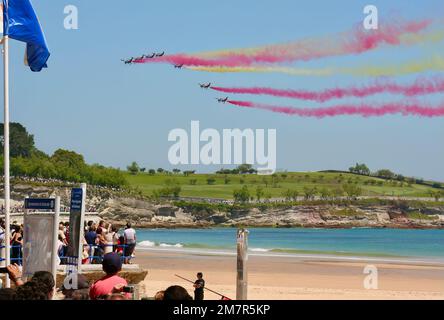 Santander Cantabrie Espagne 30 mai 2009 patrouille des forces armées Patrulla Aguila exposition de l'équipe aérospatiale avec des fumées rouges et jaunes Banque D'Images