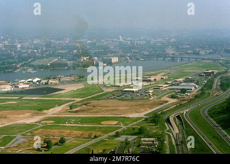 Vue aérienne de la station navale d'Anacostia, fort McNair visible de l'autre côté de la rivière. (Image sous-standard). Base: Washington État: District de Columbia (DC) pays: Etats-Unis d'Amérique (USA) Banque D'Images