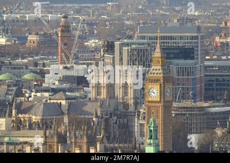 La tour Elizabeth à Westminster à Londres avec la célèbre horloge Big Ben, avec l'abbaye de Westminster derrière. Banque D'Images