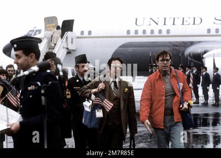 Les anciens otages MSGT Regis Ragan, Sharerand et clair Barnes, de gauche à droite, arrivent à la base pour leur départ aux États-Unis. Les 52 otages ont été hospitalisés quelques jours après leur libération d'Iran. Base: Rhein-main Air base pays: Deutschland / Allemagne (DEU) Banque D'Images