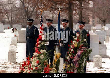 La Garde d'honneur de l'Armée de l'Air participe au service de sépulture au cimetière national d'Arlington pour Michael Hammer, tué à San Salvador alors qu'il y est affecté comme spécialiste du travail AFL-CIO pour le Département d'État. Base: Arlington État: Virginia (va) pays: Etats-Unis d'Amérique (USA) Banque D'Images