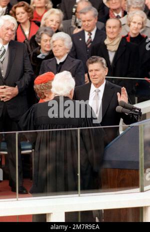 Au Capitole, Ronald Wilson Reagan fait le serment de président des États-Unis en 40th. Son épouse, Nancy, se tient à sa gauche. Base: Washington État: District de Columbia (DC) pays: Etats-Unis d'Amérique (USA) Banque D'Images