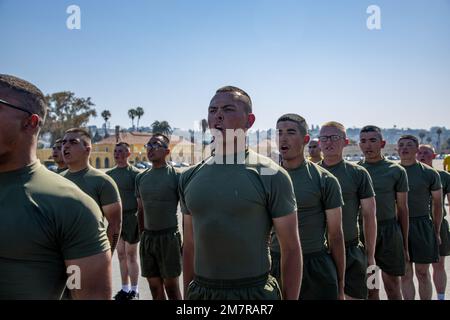 ÉTATS-UNIS Marines avec Golf Company, 2nd Recruit Training Battalion, participer à une course de motivation au Marine corps Recruit Depot San Diego, 12 mai 2022. La course motivationnelle était le dernier événement de forme physique mené dans l'entraînement de recrutement, et la première fois que les amis et la famille de la compagnie de golf ont vu leurs nouvelles Marines. Banque D'Images