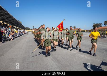 ÉTATS-UNIS Marines avec Golf Company, 2nd Recruit Training Battalion, participer à une course de motivation au Marine corps Recruit Depot San Diego, 12 mai 2022. La course motivationnelle était le dernier événement de forme physique mené dans l'entraînement de recrutement, et la première fois que les amis et la famille de la compagnie de golf ont vu leurs nouvelles Marines. Banque D'Images