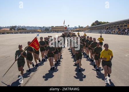 ÉTATS-UNIS Marines avec Golf Company, 2nd Recruit Training Battalion, participer à une course de motivation au Marine corps Recruit Depot San Diego, 12 mai 2022. La course motivationnelle était le dernier événement de forme physique mené dans l'entraînement de recrutement, et la première fois que les amis et la famille de la compagnie de golf ont vu leurs nouvelles Marines. Banque D'Images