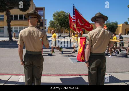 ÉTATS-UNIS Marines avec Golf Company, 2nd Recruit Training Battalion, participer à une course de motivation au Marine corps Recruit Depot San Diego, 12 mai 2022. La course motivationnelle était le dernier événement de forme physique mené dans l'entraînement de recrutement, et la première fois que les amis et la famille de la compagnie de golf ont vu leurs nouvelles Marines. Banque D'Images