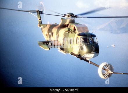 Vue avant droite d'un hélicoptère HH-3E Jolly Green Giant ravitaillant d'un autre avion en vol. Base: Clark Air base État: Luzon pays: Philippines (PHL) Banque D'Images