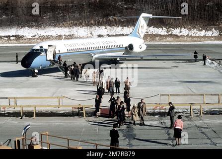 Des parents d'anciens otages arrivent à bord d'un Skytrain II C-9 pour rencontrer leurs proches lorsqu'ils atteignent les États-Unis après avoir été libérés par l'Iran. Base: Stewart Field État: New York (NY) pays: Etats-Unis d'Amérique (USA) Banque D'Images