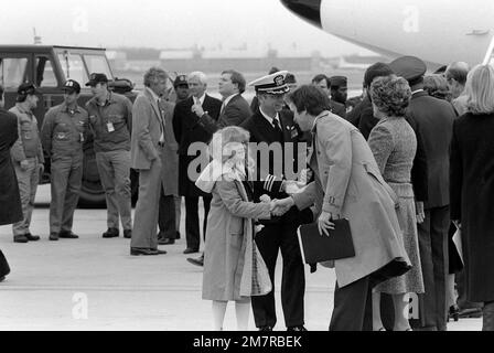 Les Américains récemment libérés d'Iran, où ils ont été retenus en otage, sont accueillis par leurs familles à leur arrivée à la base. Base: Andrews Air Force base État: Maryland (MD) pays: États-Unis d'Amérique (USA) Banque D'Images
