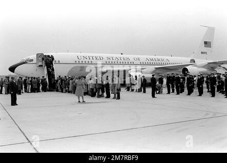Les Américains ont récemment été libérés d'Iran, où ils ont été retenus en otage, et leurs familles débarquent de Freedom One, un avion de la Force aérienne VC-137 Stratoliner. Base: Andrews Air Force base État: Maryland (MD) pays: États-Unis d'Amérique (USA) Banque D'Images