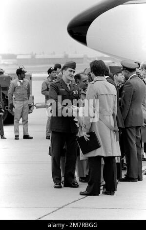 Les Américains récemment libérés d'Iran, où ils ont été retenus en otage, sont accueillis par leurs familles à leur arrivée à la base. Base: Andrews Air Force base État: Maryland (MD) pays: États-Unis d'Amérique (USA) Banque D'Images