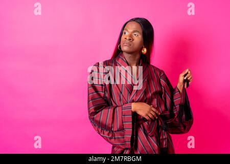 Homme ethnique noir dans un studio, LGTBI concept, portant un kimono rouge et une longue perruque Banque D'Images