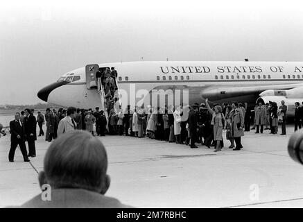 Les Américains ont récemment été libérés d'Iran, où ils ont été retenus en otage, et leurs familles débarquent de Freedom One, un avion de la Force aérienne VC-137 Stratoliner. Base: Andrews Air Force base État: Maryland (MD) pays: États-Unis d'Amérique (USA) Banque D'Images