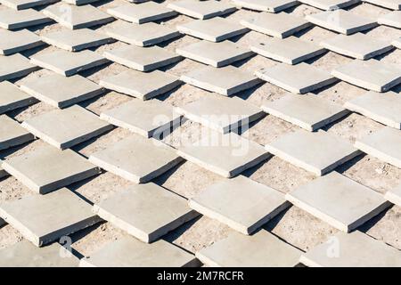 Beaucoup de tuiles d'argile séchant sur le soleil africain dans l'usine de poterie à Fès, Maroc, Afrique du Nord Banque D'Images